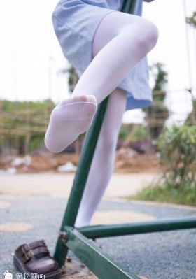 穿制服的女孩_中英字幕1080